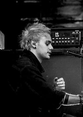 tcngledweb's profile picture. im a living meme