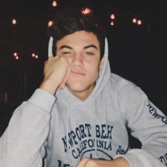 therightdolan's profile picture. elle a mordu l'oreiller comme si c'était un cheesecake.