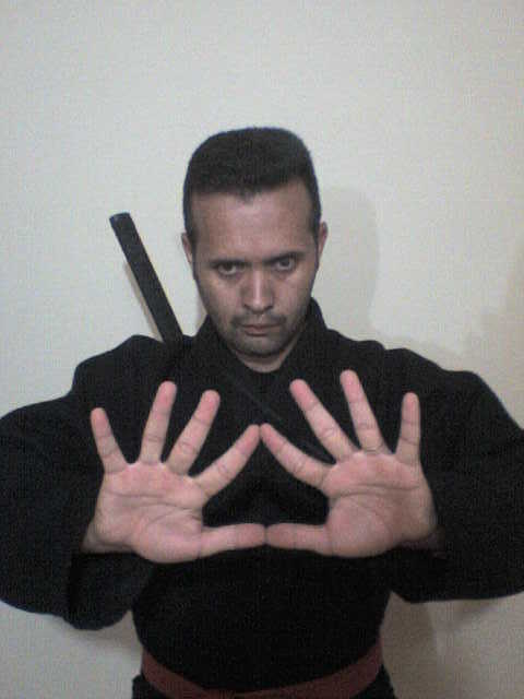 Sou apenas uma pessoa que leva a sério as Artes Marciais e segue a vida pelo Caminho do auto aprimoramento. O Caminho da Montanha Escondida!!! INZANDO RYU.