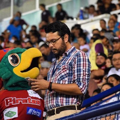 Licenciado en Administración de Empresas, andamos en el Diario de Yucatán y La i, conductor de los programas Arriba y Abajo y Merienda de Telesur Campeche