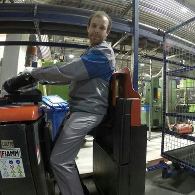 Hallo mein Name ist Thomas plank und wohne in gresten ich bin 32 Jahre alt und als Beruf mache ich im Lager staplerfahrer eh schon seit viereinhalb Jahre schon