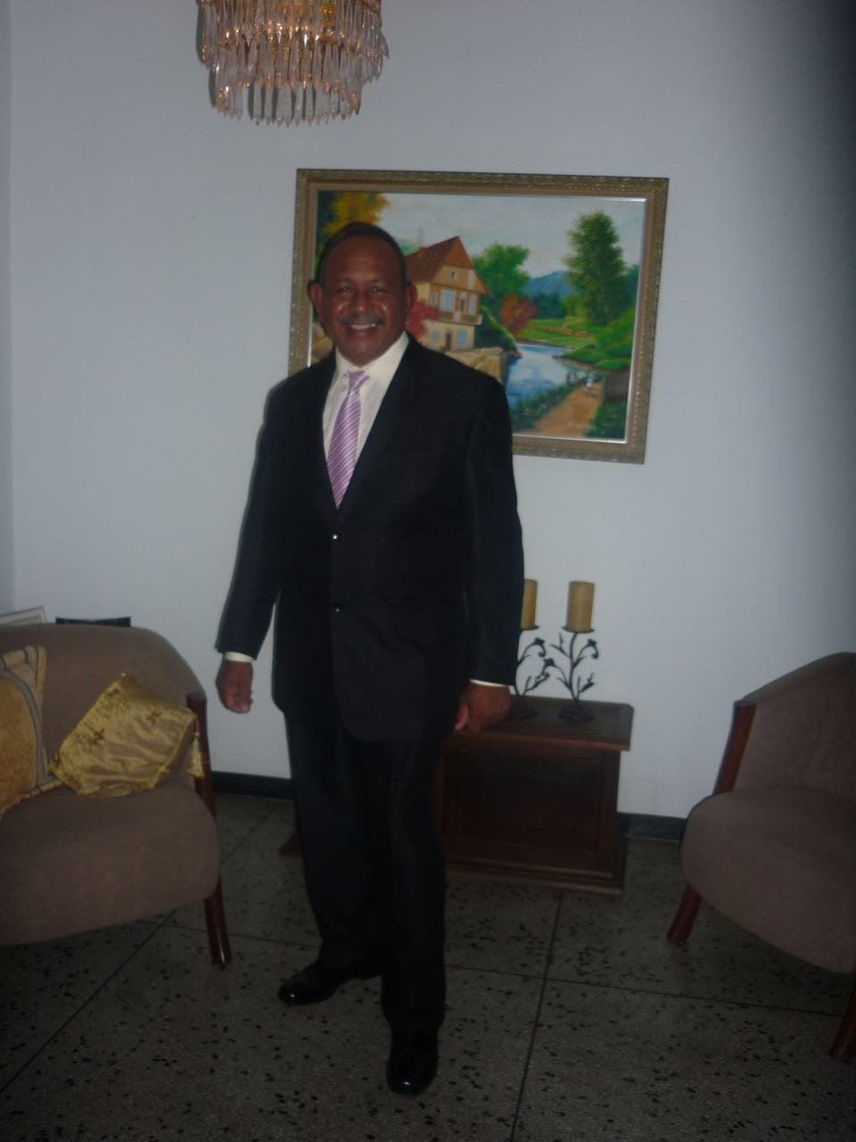 Nací en la población de Mirimire Estado Falcón, Venezuela. Soy Economista graduado en la Universidad de Carabobo. Profesor universitario y funcionario público.