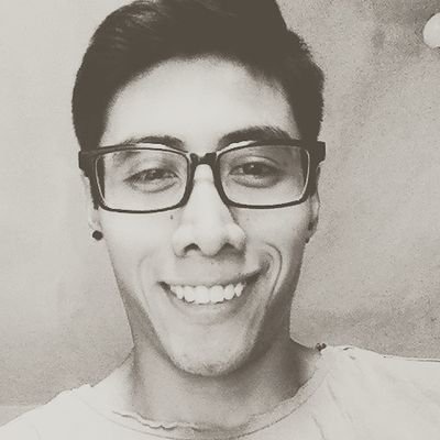Yo no hago mas que mirarme al espejo, yo la verdad no me encuentro tan guapo. Me encuentro simpático, un poco maniático, tal vez de este lado un poquito mejor