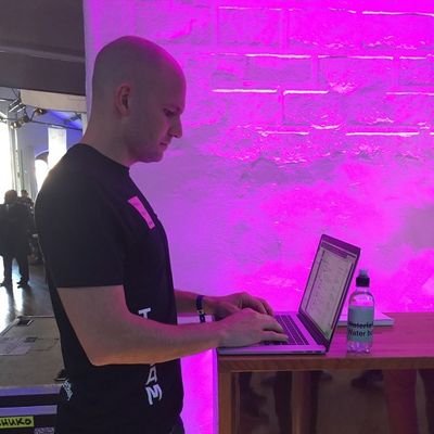 Microsoftifierad webbkodare på Iteam. Mitt tränings- och sportintresse skriver jag om som @fysiskt.