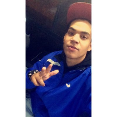 Eu aprendi sorrir, porque chorar eu já nasci sabendo =) Instagram:CellaoBorges
