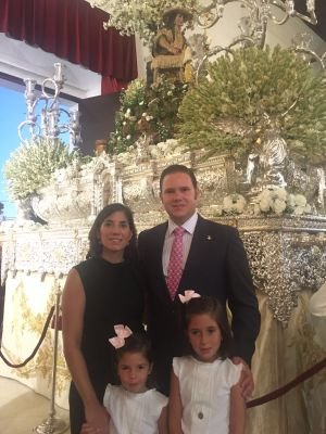 Licenciada en Historia, trabajo de Administrativo y madre de dos niñas.