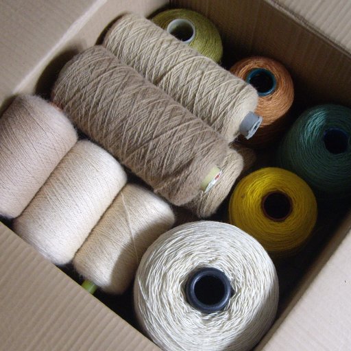We specialize on wool yarns for hand weavers, tapestry, carpet conservators...
We bring yarns used in the industry to home weavers.