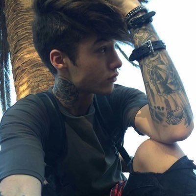 rpWsammy's profile picture. i don't have a middle name but i have a middle finger for haters.