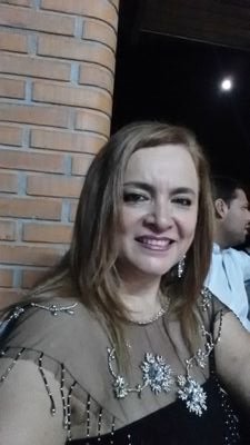 Educadora por convicción,  irreverente, honesta, luchadora social, Amante del Deporte y de la Musica Criolla. De Socopó Edo Barinas Venezolana 100%