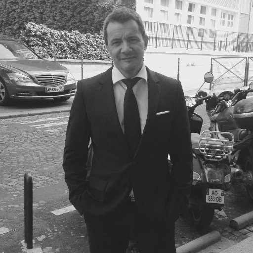 Ancien chauffeur de grande remise, VTC par obligation, 15 ans d'expérience.
Ex chauffeur de grands patrons du CAC 40