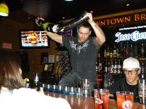 AaronDv8's profile picture. livin in sin... =)