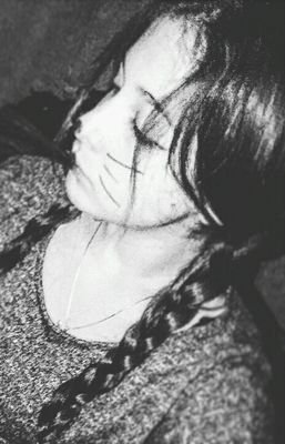 15 años totalmente perdidos.
'A lo mejor mis ojos no brillaban al estar contigo, pero si mi frío corazón.'
Perdí mi otra cuenta, pero acá estoy otra vez.