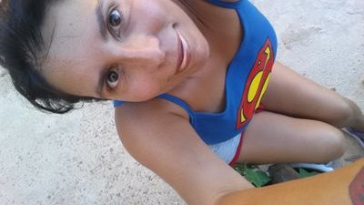 Argentina y española. Cariñosa y amigable. Amo la familia, amigos, animales y soy super fan de Superman. Optimista. Siempre dispuesta a darte una sonrisa. :)