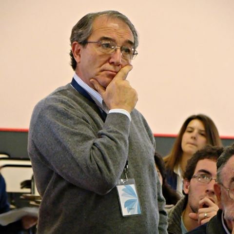 Economista. Profesor de Economía en la Universidad Nacional del Sur (Jubilado). Cuatro nietos