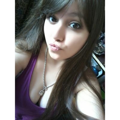 Canceriana de 19 inviernos. Hija, hermana y novia. Loca por los Vampiros, obsesionada con los Pandas.