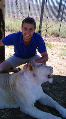 HenkMaree's profile picture. Nasionale Woordvoerder, AfriForum.Trots op my taal, kultuur en geskiedenis. Huil soos `n kind my seun, oor dit wat jy nagelaat het om soos `n man te beskerm