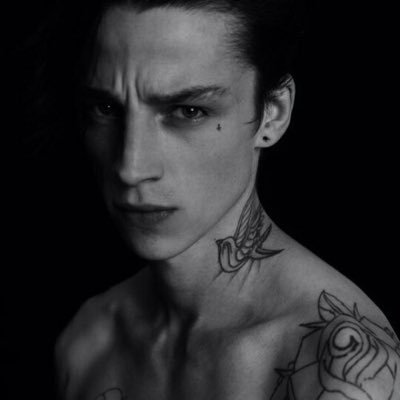 Ashrpghrvd's profile picture. Bonjour, un petit doigt dans la fente ?