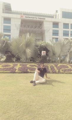 PawanKu76669794's profile picture. फर्क सिर्फ सोच का 
होता है.....
वरना , वही सीढ़ियां ऊपर भी