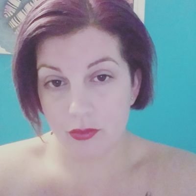 I am a Mommy, wife, daughter, sister who is currently on a challenging weight loss journey!☺ 25 lbs lost since May/2015!! Aspiring Singer! 3 xo