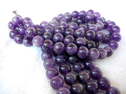 Hello I'm Veronica I make handcrafted jewelry, and I sell beads and findings on etsy.
I enjoy beading,.. and beading..and beads.. did I mention beads