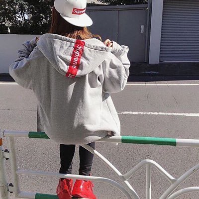 ストリート系女子bot 使いません Supremeかわいい 欲しい人 持ってる人 好きな人rt