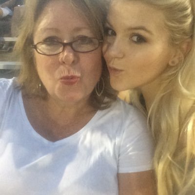 Rebecca Texas girl, avid Tennis player, Mom to 2….. God, Family, and Love are my focus.