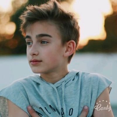 Johnny Orlando thanks for following me I was dreaming so hard and  ters of joy I love you so much