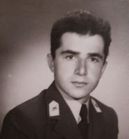 Elbet bir gün buluşacağız,
bu böyle yarım kalmayacak.
İkimizin de saçları ak,
Öyle durup bakışacağız.