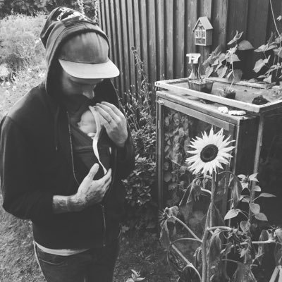 tobiashadin's profile picture. präst, lärare, pappa, kriminella värderingar, vän, fika, anarki, antiprenör, älskare, skräckfilm, teologi, bibelskola, författare, men inte i denna ordning.