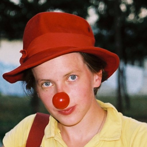 Elodie, a fond dans le #SEO la journée et #clown le soir #lol ♠️ ♥️ ♦️ ♣️