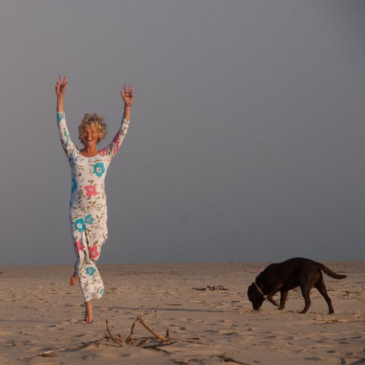 Dalia loves fresh, raw and sun energized foods. She's a certified raw food chef and instructor.