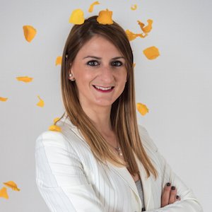 Mi occupo di aiutare i professionisti che amano il proprio lavoro a vendersi online e dal vivo. Scopri il mio corso online Marketing di Te Stesso.