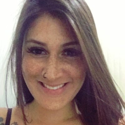 Ariana tatuada, gateira e cervejetariana que trabalha com tecnologia.
