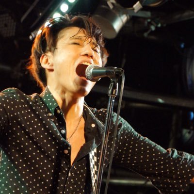 アケノオオカミというバンドのボーカルをしています!大阪各地でライブ活動中です。サイトもあるので覗いてみてください!