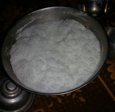 على دروب الوفـى كنا وﻻزلنا
وسلوم جدانا مانختلف عنها
مع الرجال الكفو نعرف منازلنا
ومن ﻻيعرف الاوادم مايثمنها