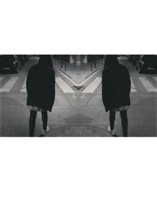 Por muchos obstáculos que tengas en tu camino debes saber atravesarlos si no quieres acabar en el suelo.