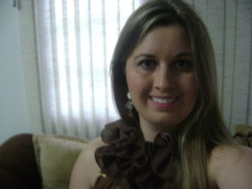 Administradora, estudante de jornalismo.