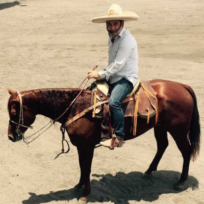 Abogado  / Orgulloso Salvaterrense / Charro