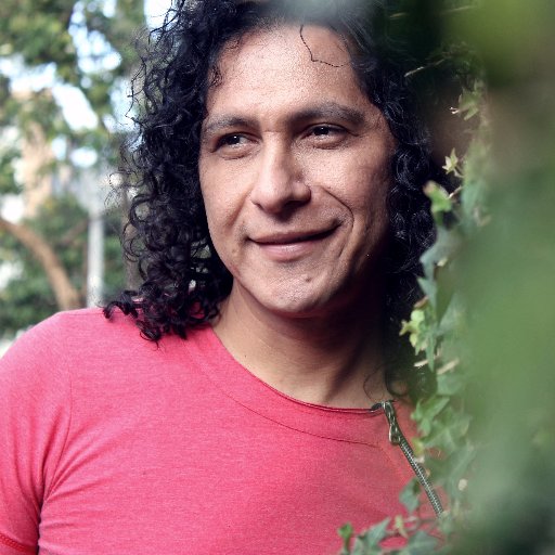 Leguis es Cantante, Compositor y próximamente publicará su primer libro de poemas. De Barranquilla, Colombia y Bogotano de adopción.Piensa libre y social.