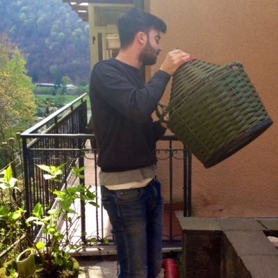 Alla ricerca del bello, appassionato d'arte, interessato alla politica, ascolto musica di giorno, studio filosofia di notte, scrivo racconti ogni tanto.