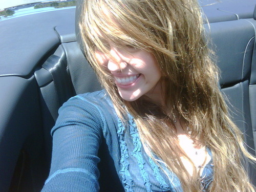 Hi Tweets, i'm a Girl that's search her Dreams in a beautiful Night Mare. I love Music and Starbucks  ♥ twitter since: 3/14/10