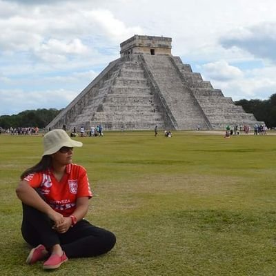 Comunicadora Social - Maestra en Intervención social. Futbolera, amante de la literatura y el cine. Accionista e hincha de América de Cali.