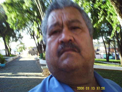 Sou uma pessoa muito estrovertido e gosto muito de ajudar as outras pessoas gue convivem ao meu redor, principalmente os amigos e parentes.