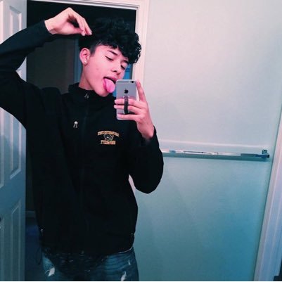 FcdedLcve's profile picture. model || alex is my best friend || food addict