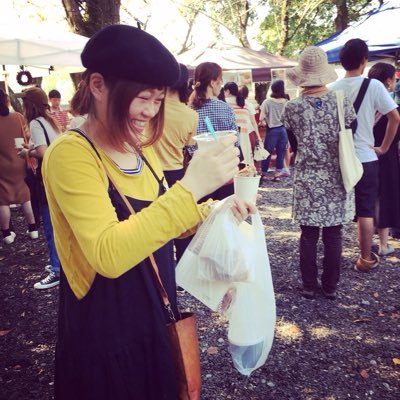 香川県観音寺市の山奥で「おかし工房Botan」というカフェをしています。隣に職人である旦那さんが営むボタン木工所というオーダー家具店があります。山暮らし10年目！！音楽や食べること楽しいことが大好きです。