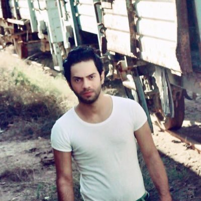 لا أقارن نفسي بأي شخص اخر ولا أهتمّ أن أكون أفضل من غيري أقارن نفسي بنفسي قبل عام وأهتمّ لأكون أفضل من نفسي بعد عام