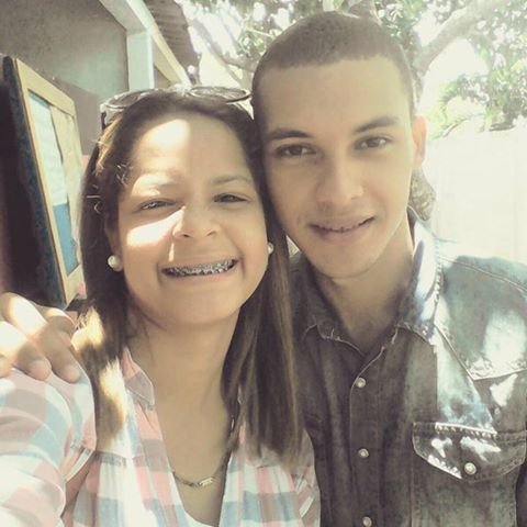 soy esposo de la mujer mas hermosa del mundo , padre de un hijo hermoso que Dios me Dio. y sobre todo amo a Dios
como todo lo que en mi hay..!