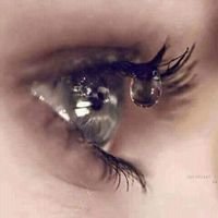 اي سَحَرُ تُمْلَكُهُ اُنْتُ ؟
بِرَبِّكَ أَجُبْنَي
كَيْفَ تَدُورُ بِي الارض بِحُضُورِكَ
تُلَاحِقِنَّي رَائِحَةَ عِطْرِكَ