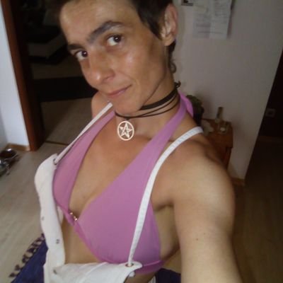 Musik tröstet,
Musik berührt,
Musik macht Nachdenklich,
Musik muntert auf,
Musik läßt die Seele tanzen,
Musik ist Leben!!! 🎶💃