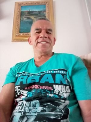 me encanta la rumba el deporte etc. estoy casado con nancy andrade tengo tres niños grandes